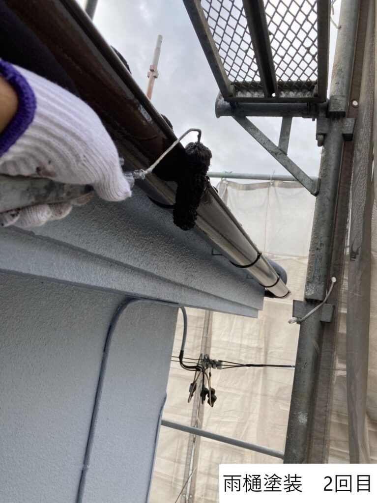 雨樋塗装2回目です。細かいところも専用のローラーを使い丁寧に手塗します。